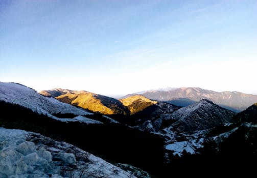 蔚蓝的天空下，高海拔雪山呈现出宁静的冬日景象