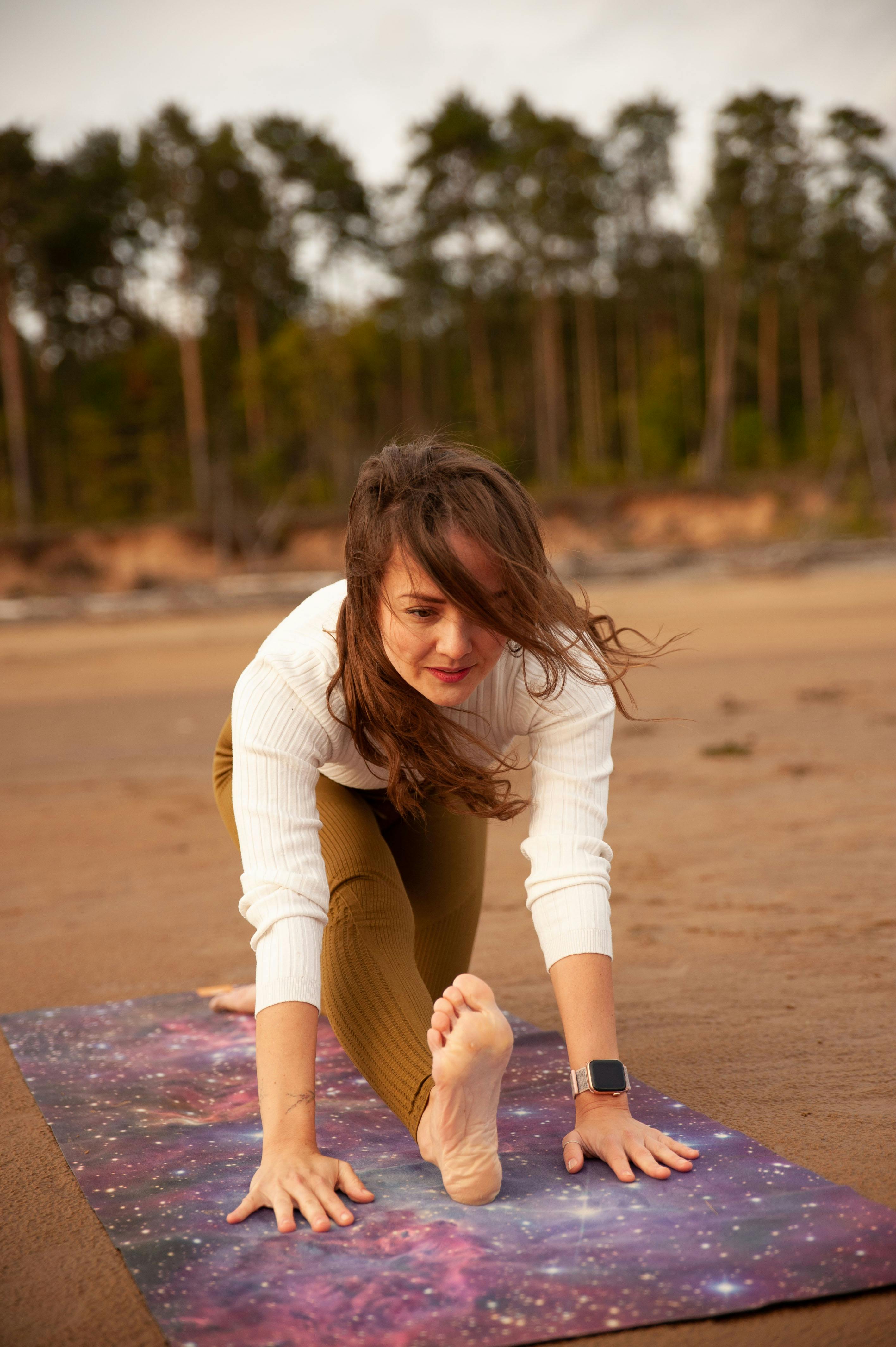 бесплатная Женщина, занимающаяся йогой  Стоковое фото