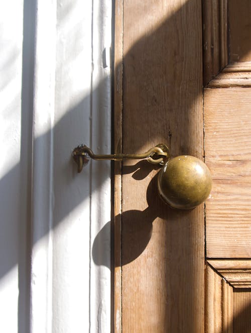 Darmowe zdjęcie z galerii z cień, drewniane drzwi, klamka drzwi