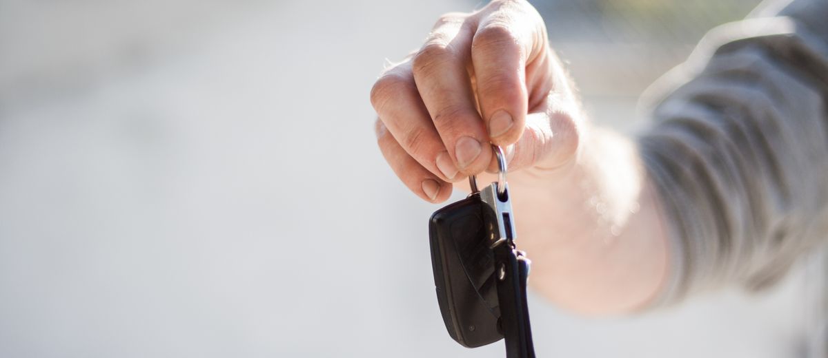 Remise des clés d'une voiture de location après signature du contrat