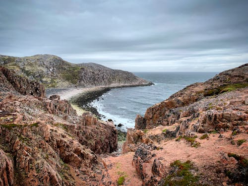 Foto d'estoc gratuïta de cel gris, cos d'aigua, descoratjador