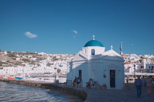 бесплатная Белый собор под ясным голубым небом Стоковое фото