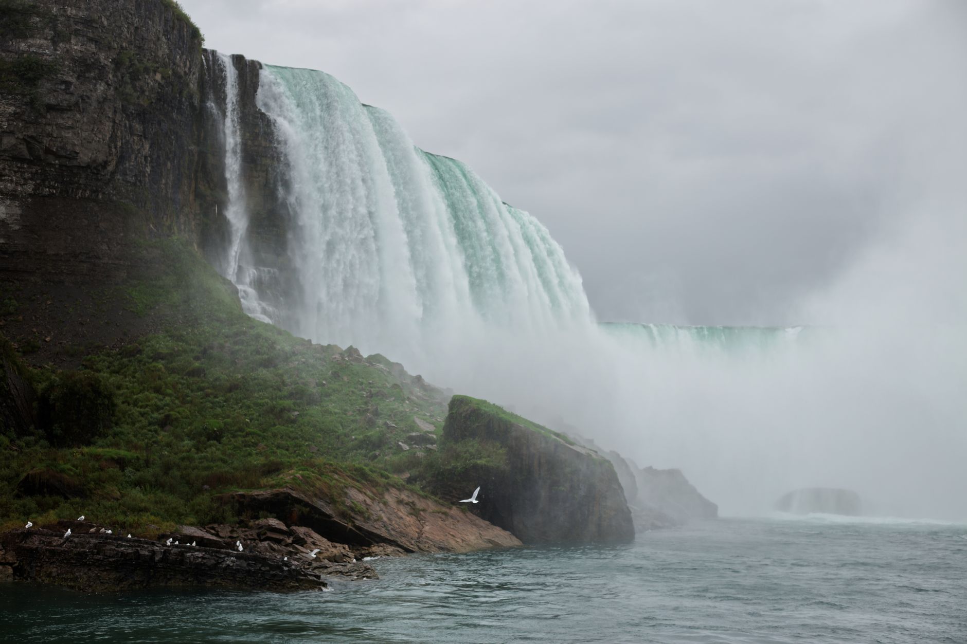 Breathtaking view of Niagara Falls with cascading water and misty atmosphere.