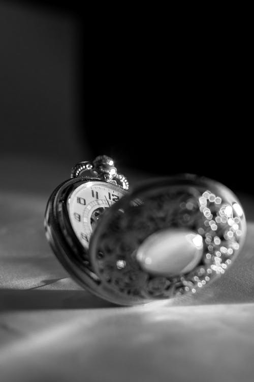 회중 시계의 회색조 사진