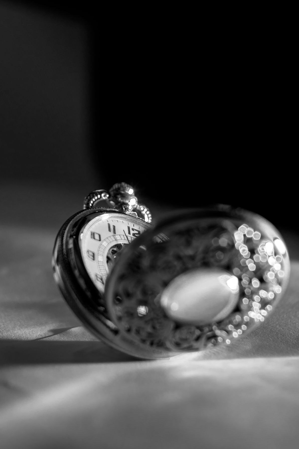 Details d'une montre avec bracelet integre et lumerons geometriques