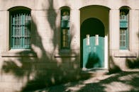 香港岛上有座阳光明媚的石立面建筑，门窗漆成绿色