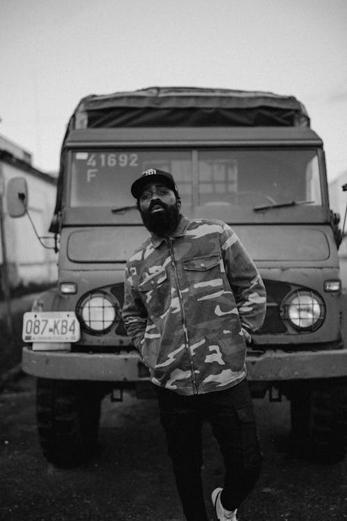 Man In Camouflage Die Voor Vrachtwagen Staat