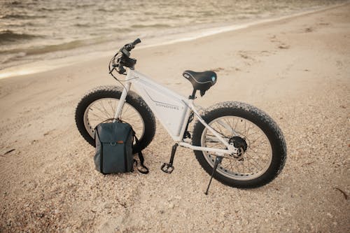 Kostenloses Stock Foto zu fahrrad, küste, rucksack