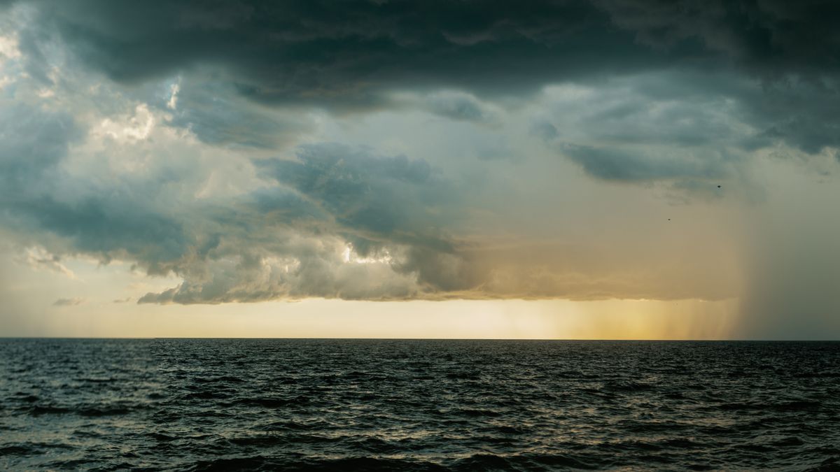 厚い雲におおわれた海の上の空