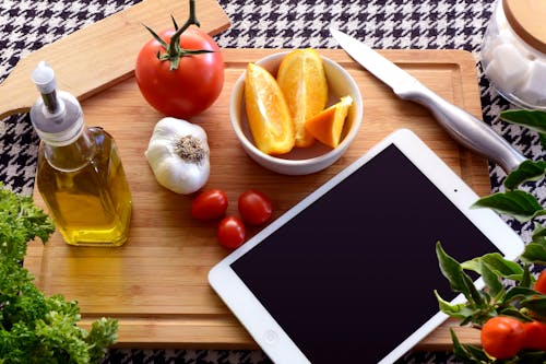 Безкоштовне стокове фото на тему «iPad, готування, дошка для нарізання»
