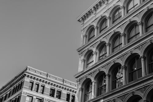 Fotografia Em Tons De Cinza De Edifícios De Concreto