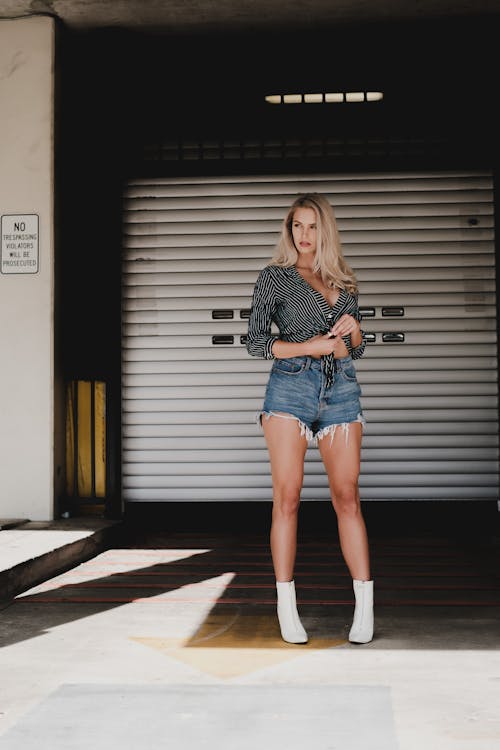 Gratis lagerfoto af attraktiv, blondine, denim shorts