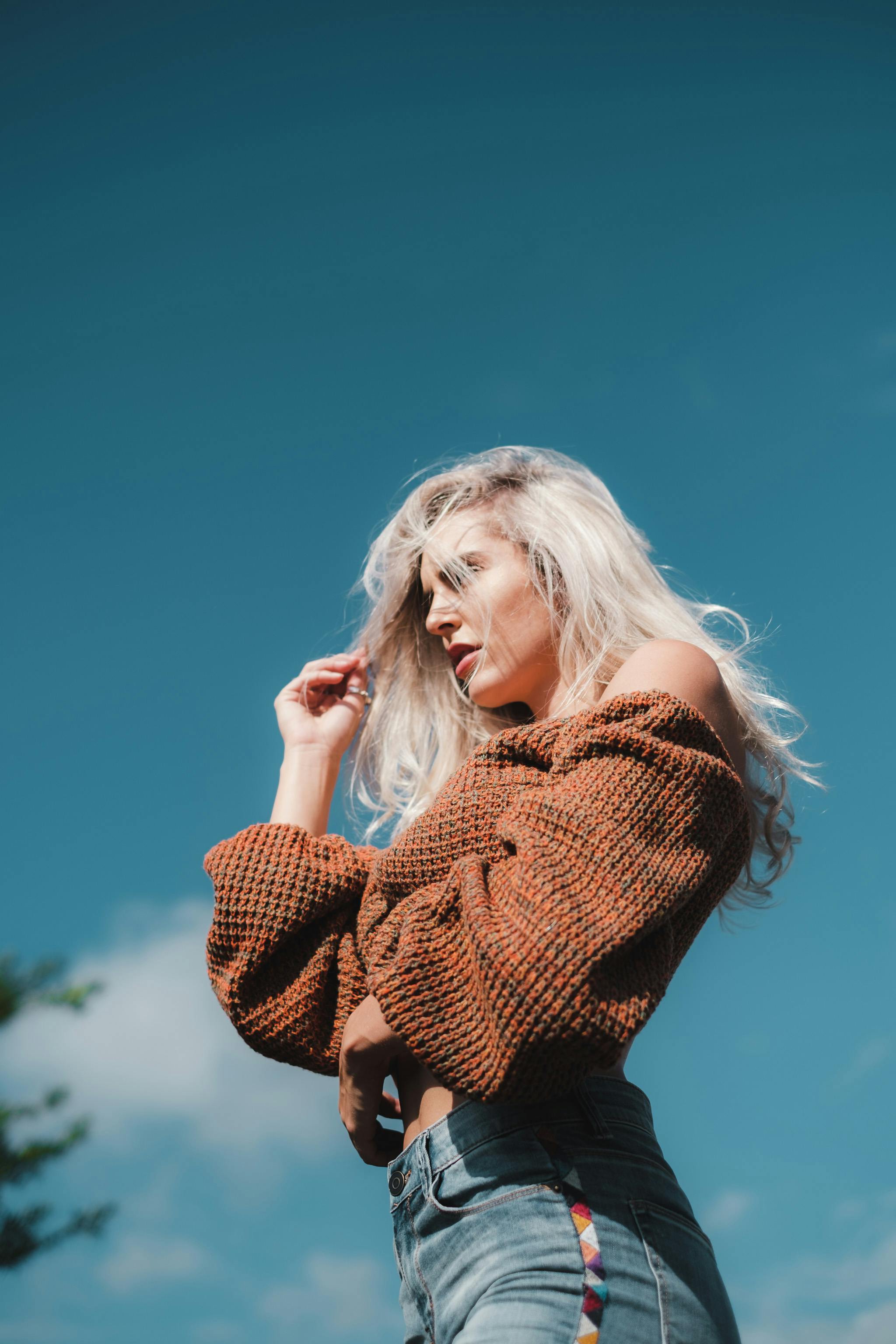 Why not bring a stool to an open field and hang around? While it being hot  outside and super grassy, t… | Portrait photography poses, Photoshoot,  Outdoor photoshoot