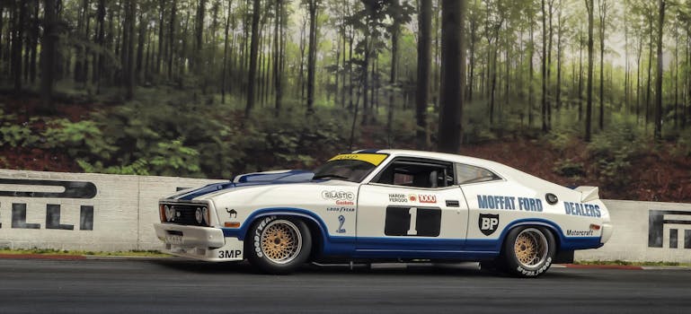 经典福特赛车在森林赛道上飞驰，尽显动感设计