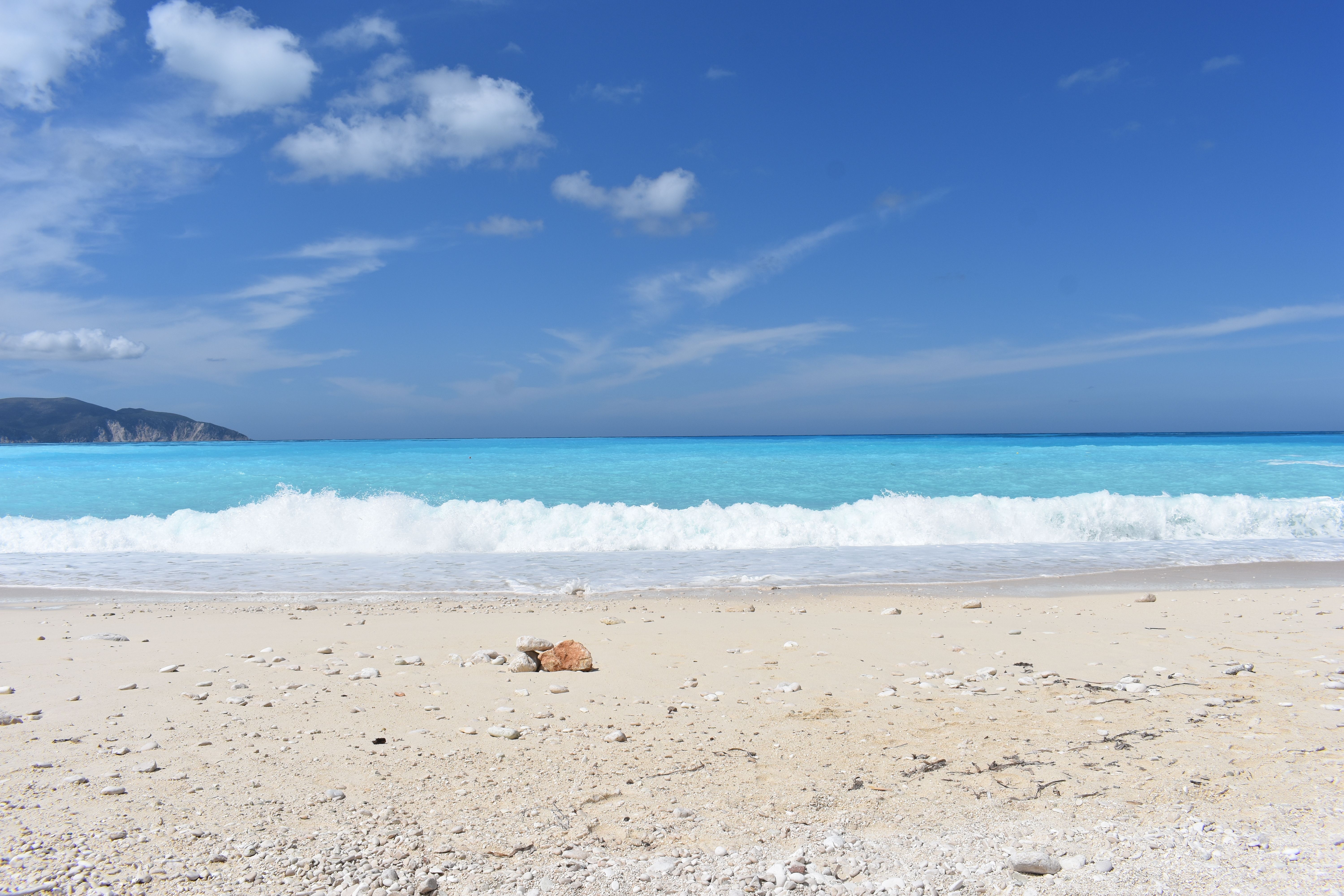 Myrtos-strand op Kefalonia met witte kiezels en turquoise zee