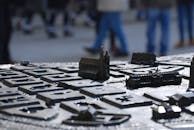 特写镜头聚焦于克拉科夫的微型建筑模型，背景是模糊的人群