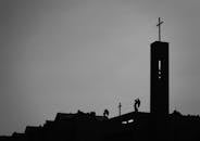 一座克拉科夫的教堂呈现出黑白轮廓，上面有十字架和天使雕像