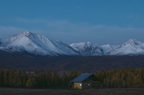 Бесплатное стоковое фото с гора, домик, заснеженный