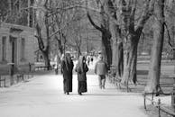 两名修女走过克拉科夫一个宁静的公园，描绘出一幅宁静而沉思的场景