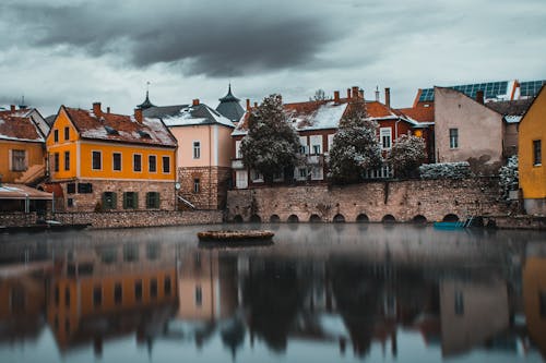 Fotografia Zbiorników Wodnych W Pobliżu Domów