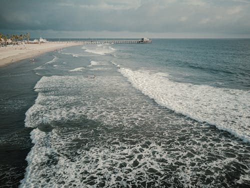 Darmowe zdjęcie z galerii z fale na plaży, linia brzegowa, molo