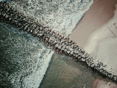 çarpmak, dalgalar, Deniz köpüğü içeren Ücretsiz stok fotoğraf