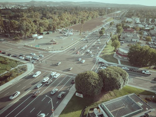 Immagine gratuita di auto, autostrada, città