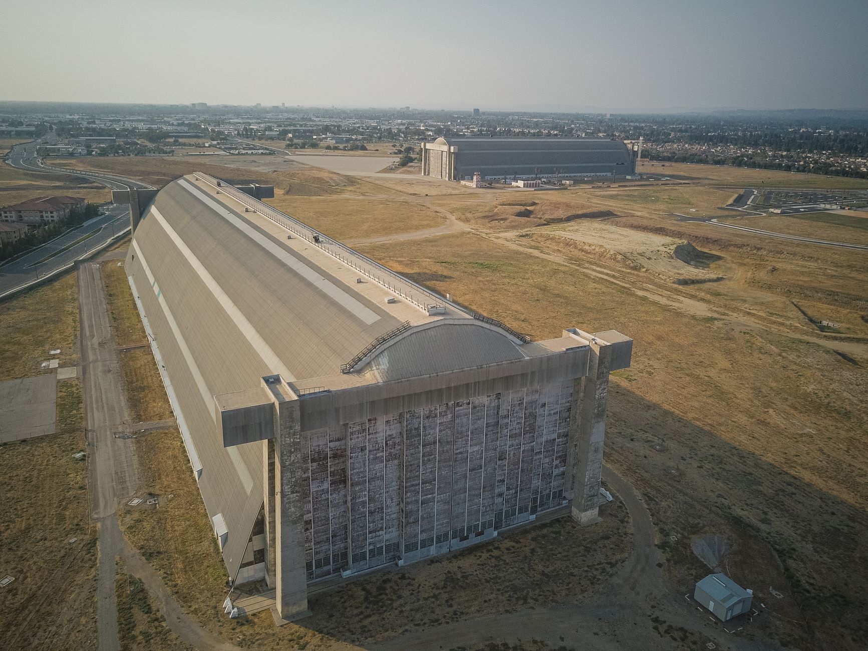 Eski havaalanı hangarlarının önünde duran hız treni prototipi