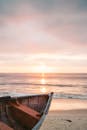 日落时分，沙滩上的一艘独木舟，映照出宁静的海景
