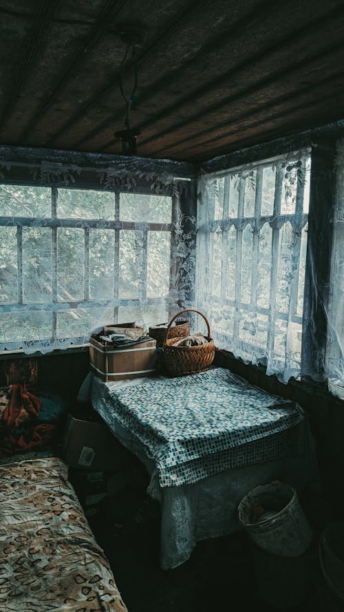 Darmowe zdjęcie z galerii z kosz wiklinowy, meble, okna