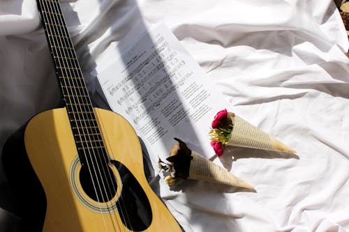 Gratis lagerfoto af akustisk guitar, blomster, buketter