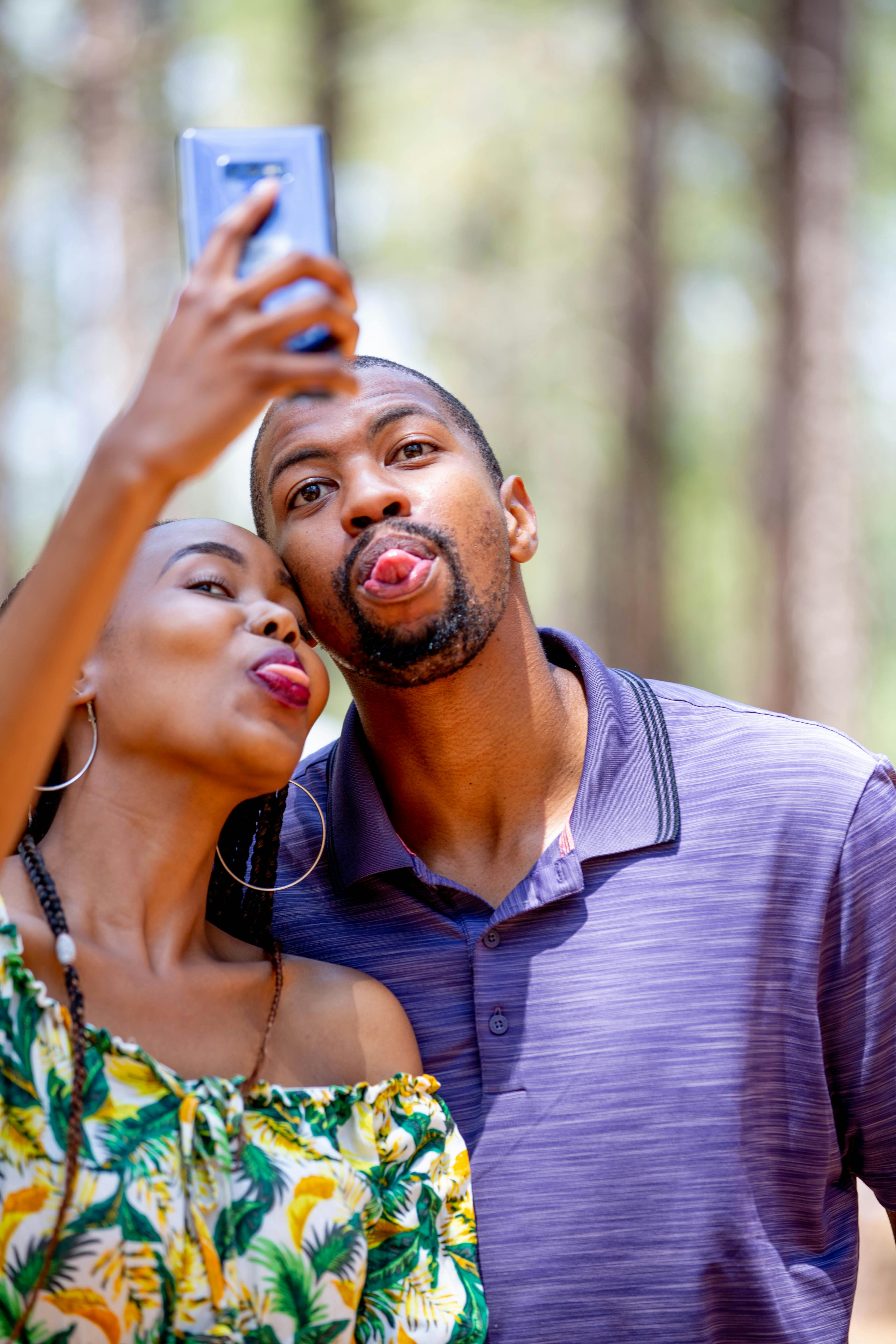 Smiling young couple pose for a selfie Stock Photo - Alamy