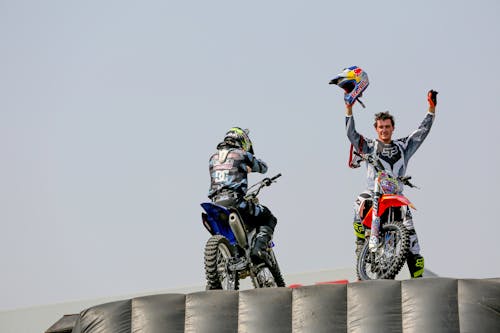 Foto profissional grátis de andar a cavalo, capacete de moto, cavaleiros