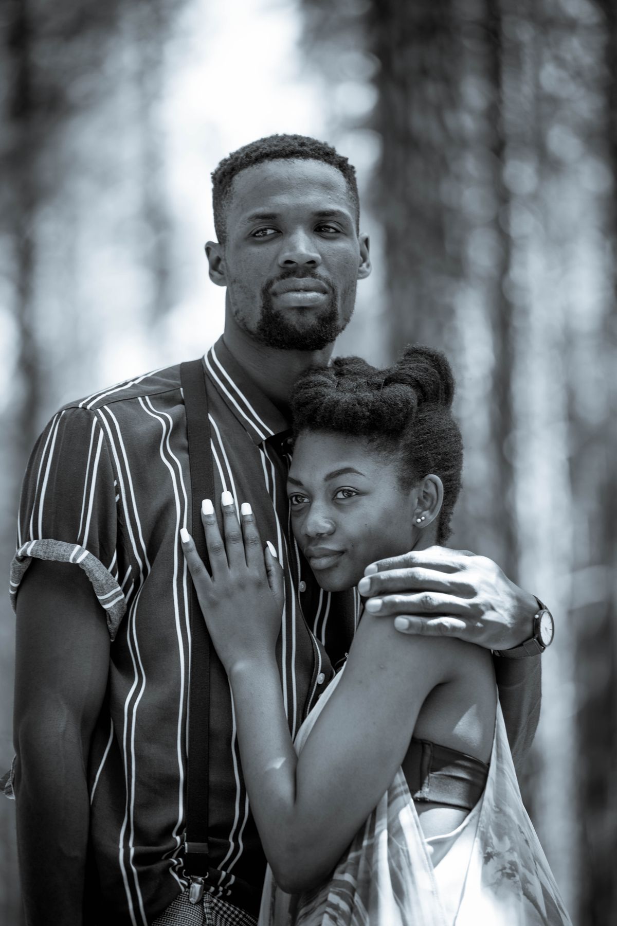 Couple enlacé en noir et blanc