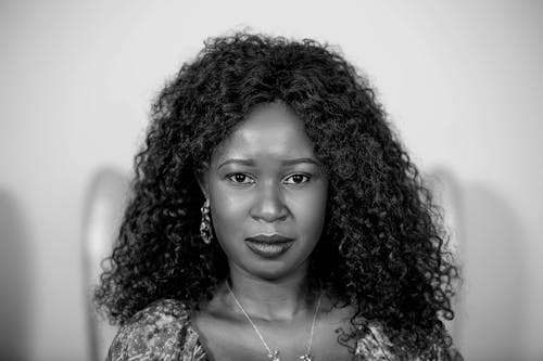 Základová fotografie zdarma na téma afro vlasy, černobílý, černoška