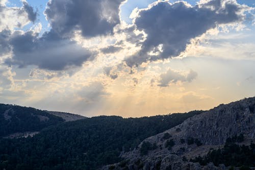 Fotobanka s bezplatnými fotkami na tému hory, krajina, mraky