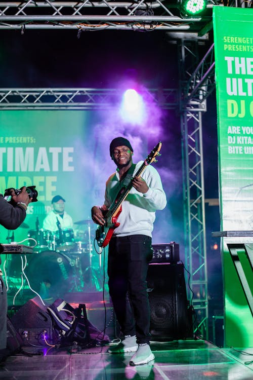 Gratis stockfoto met Afro-Amerikaanse man, band, elektrische gitaar