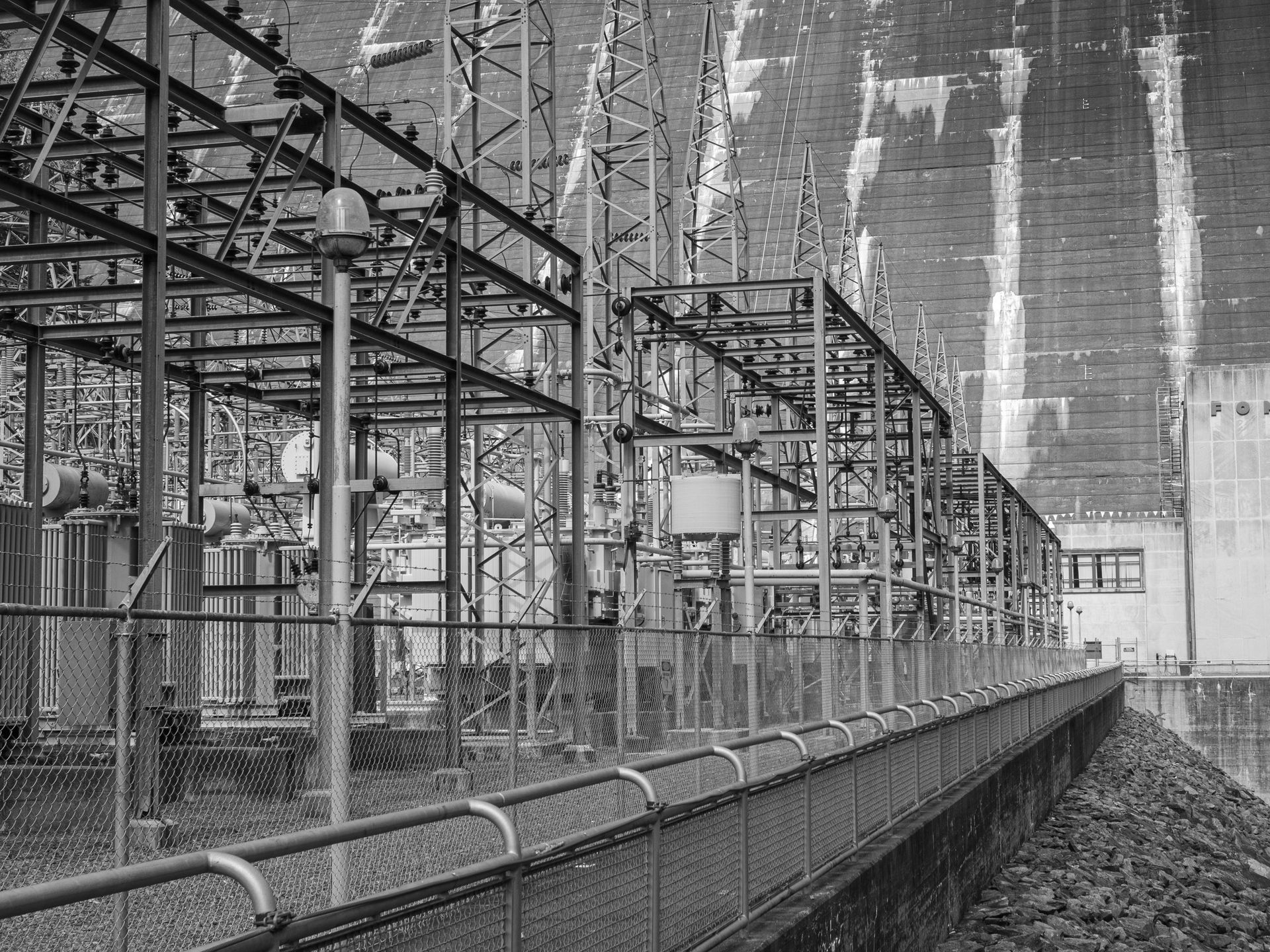 Infraestructura de una planta de energía que ilustra la generación eléctrica