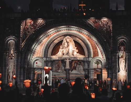 Basilica e grotta del santuario di Lourdes nei Pirenei francesi.
