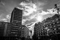 阳光明媚，戏剧性的城市景观凸显了现代建筑