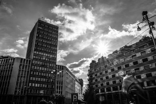 阳光明媚，戏剧性的城市景观凸显了现代建筑