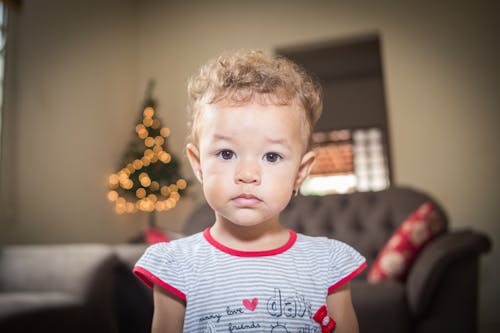 Foto De Lente De Cambio De Inclinación De Una Niña Con Camisa De Rayas Blancas Y Grises