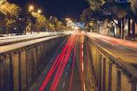 夜间，贝洛奥里藏特高速公路上车灯的动态在长时间曝光中呈现