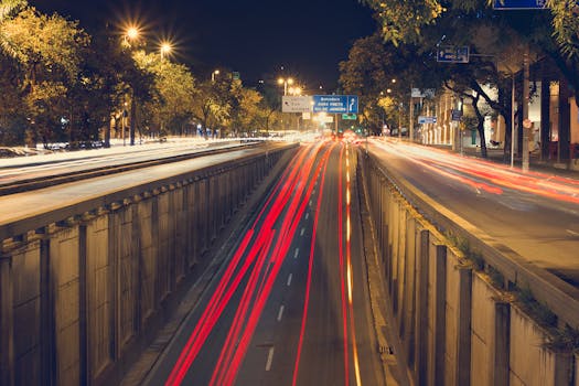 夜间，贝洛奥里藏特高速公路上车灯的动态在长时间曝光中呈现