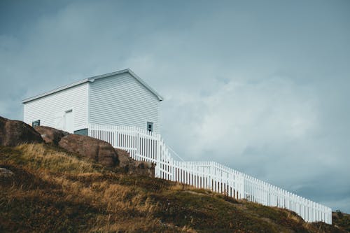Foto profissional grátis de casa branca, cerca, colina