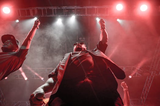 充满活力的红色灯光和观众参与度高的舞台表演