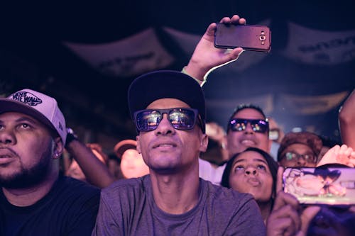 Homme Portant Des Lunettes De Soleil Noires Assis à Côté De L'homme