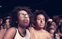 巴西的夜晚，兴奋的人群正在享受现场音乐会，气氛欢快活泼