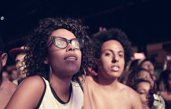 巴西的夜晚，兴奋的人群正在享受现场音乐会，气氛欢快活泼