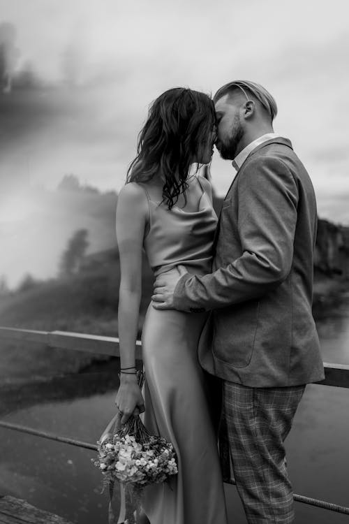 Black and white weeding photo of youn couple kissing